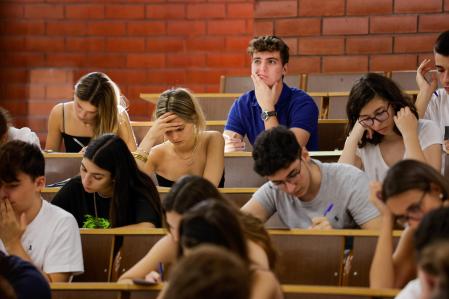 Inicio de las pruebas de selectividad, PAU, en la facultad de Biología de la UB.