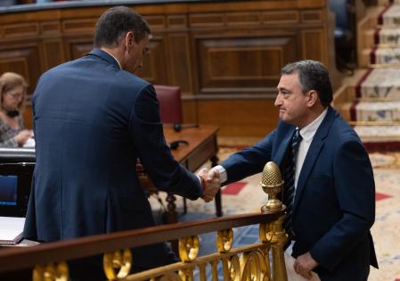 El presidente del Gobierno, Pedro Sánchez (i), se despide del portavoz del PNV en el Congreso, Aitor Esteban (d), durante su última sesión plenaria en el Congreso de los Diputados, a 26 de marzo de 2025, en Madrid (España). El presidente del Gobierno Pedro Sánchez comparece en el Congreso de los Diputados para defender la posición del Ejecutivo sobre el rearme en Europa y la necesidad de acelerar el gasto en Defensa y con el socio de coalición, Sumar y otros aliados parlamentarios posicionados frontalmente en contra. Esta intervención se produce en pleno debate sobre si habrá Presupuestos Generales del Estado este año 2025 ante la falta de apoyos al Ejecutivo.