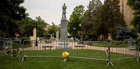 Flores en las barricadas policiales frente al juzgado del condado de Boulder el 2 de junio de 2025 en Boulder, Colorado. (Chet Strage/Getty Images via AFP)