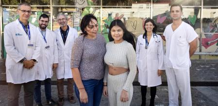 Reina, paciente de 17 años de Valle Hebrón con el equipo médico que le atiende