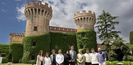 El director del festival de Peralada, Oriol Aguilà, amb alguns dels artistes que formen part de la programació d'estiu del 2025