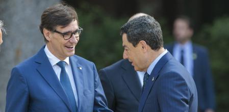 Conferencias de Presidentes autonómicos. Salvador Illa saluda al presidente de la Junta de Andalucía Juanma Moreno