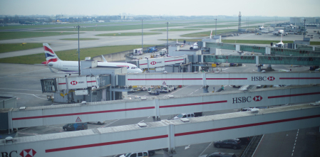 Reino Unido investiga cómo un deportado huyó corriendo por las pistas de Heathrow