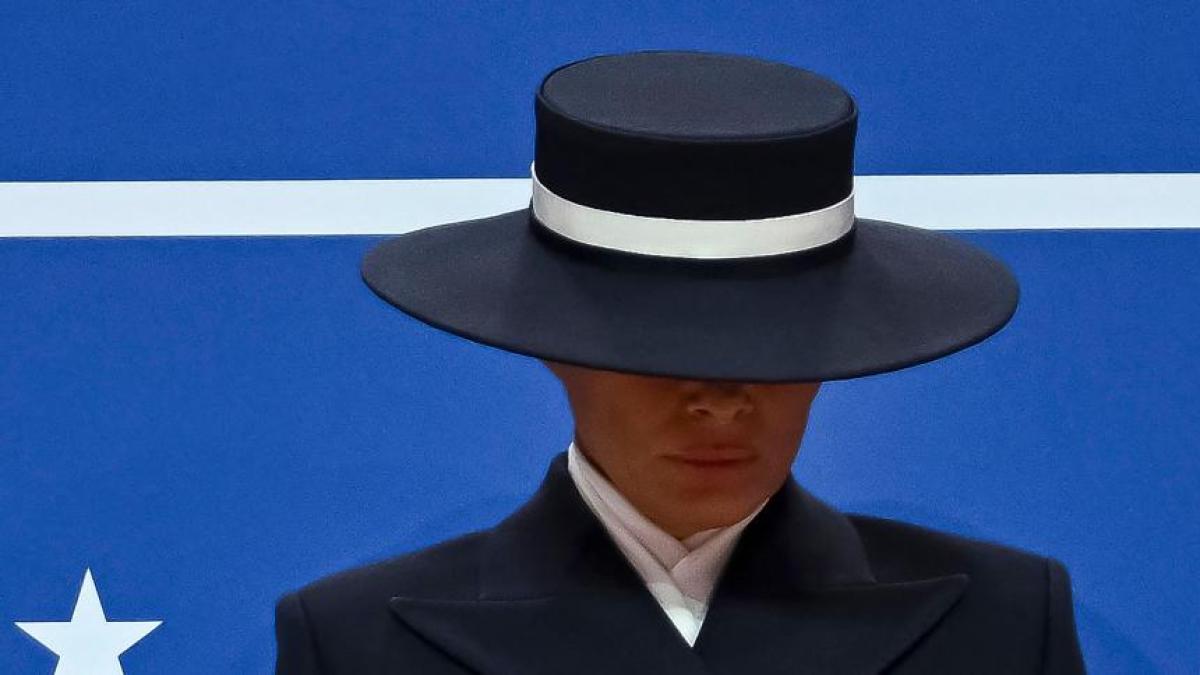 Un modelo aplastado y una entrega en tiempo récord: la historia detrás del polémico sombrero de Melania Trump