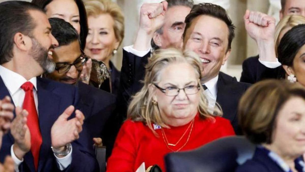 La asombrosa historia de “la mujer de rojo” en la toma de posesión de Trump